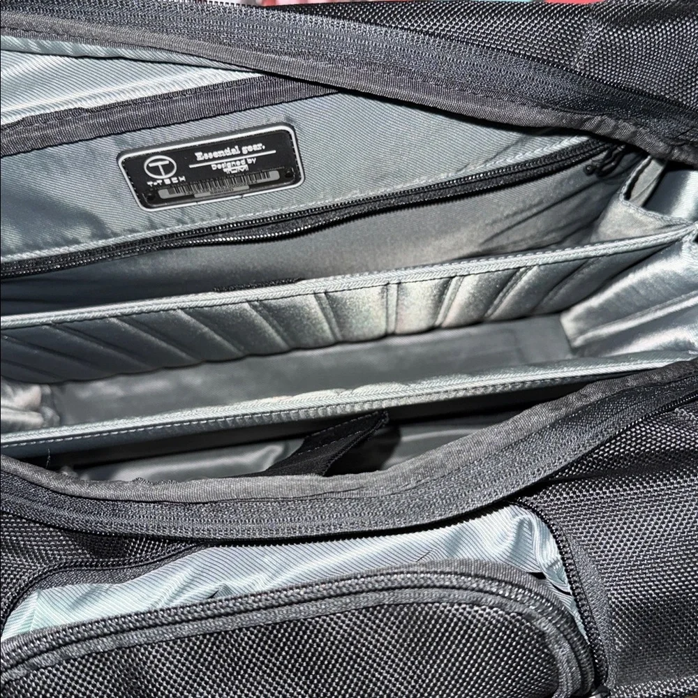 Tumi 🕶️ corner